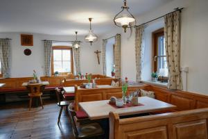 Ein Restaurant oder anderes Speiselokal in der Unterkunft Gasthof zur Post Saulgrub 