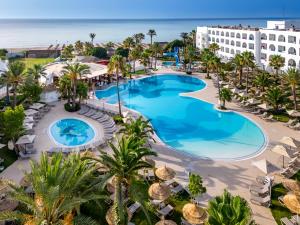 - Vistas a la piscina del complejo en Nozha Beach Resort & Spa, en Hammamet