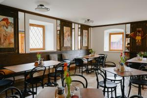 Ein Restaurant oder anderes Speiselokal in der Unterkunft Gasthof zur Post Saulgrub 