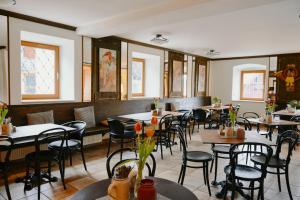 Ein Restaurant oder anderes Speiselokal in der Unterkunft Gasthof zur Post Saulgrub 