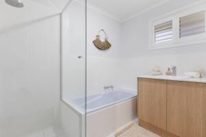 カバリタ・ビーチにあるCabarita Beachfront Escape by Kingscliff Accommodationの浴槽と洗面台のある白いバスルーム +32枚の写真