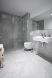 アシャッフェンブルクにあるSCHÖNTALHAUS City Apartmentsのトイレ、洗面台、シャワー付きのバスルーム +11枚の写真