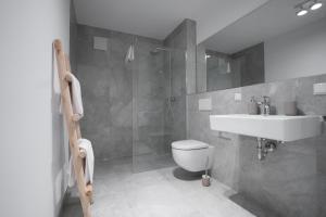 アシャッフェンブルクにあるSCHÖNTALHAUS City Apartmentsのトイレ、洗面台、シャワー付きのバスルーム