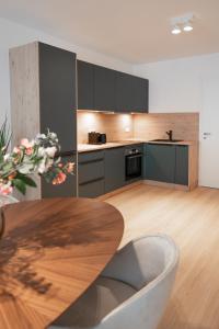 アシャッフェンブルクにあるSCHÖNTALHAUS City Apartmentsの部屋にある木製のテーブルのあるキッチン