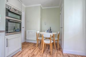 Köök või kööginurk majutusasutuses The Crabpot Five mins Norfolk beach. Crabpot Cottages - Sheringham +15 fotot