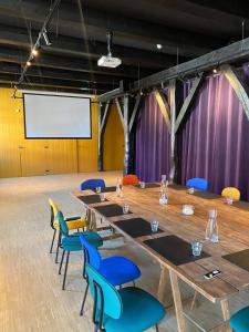 a conference room with a large table and chairs at Hotel Napoleonschuur in Amerongen