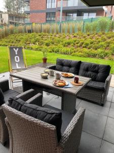 オルシュティンにあるApartament Warmiński Portのテーブルと椅子(食器付)