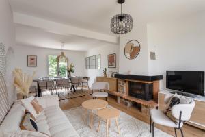 TV a/nebo společenská místnost v ubytování Comtesse Lili - Maison proche de la mer jardin