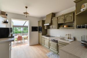 Kuchyň nebo kuchyňský kout v ubytování Comtesse Lili - Maison proche de la mer jardin