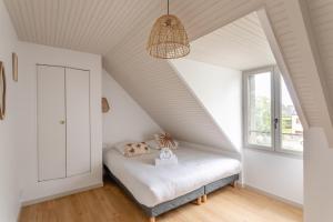 Postel nebo postele na pokoji v ubytování Comtesse Lili - Maison proche de la mer jardin