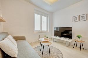 a living room with a couch and a tv at Patio de Calderería by Clabao in Pamplona
