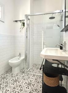 a bathroom with a toilet and a sink at Tenuta Villa Vittoria in Copertino