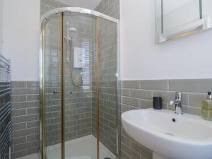 un bagno con doccia e lavandino di 21 Passage Street formerly Panacea a Fowey Altre 48 foto