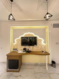 a desk with a computer on top of a wall at Hotel Grand Kailash Haveli in Kotdwāra +58 photos