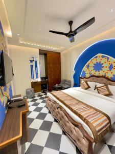 Μια τηλεόραση ή/και κέντρο ψυχαγωγίας στο Hotel Grand Kailash Haveli