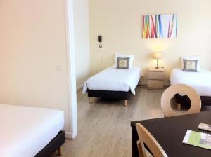 Postel nebo postele na pokoji v ubytování Brit Hotel Le Parc Vichy + 37 fotografií
