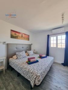 Ein Bett oder Betten in einem Zimmer der Unterkunft Vivienda Vacacional Casa Mar y Volcan Vista mar Piscina Playa 5 min Wifi