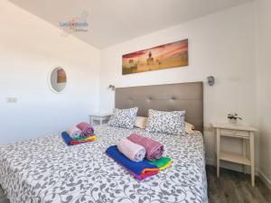 Ein Bett oder Betten in einem Zimmer der Unterkunft Vivienda Vacacional Casa Mar y Volcan Vista mar Piscina Playa 5 min Wifi
