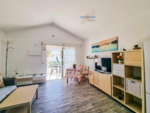ein Wohnzimmer mit Tisch und Couch in der Unterkunft Vivienda Vacacional Casa Mar y Volcan Vista mar Piscina Playa 5 min Wifi in Puerto del Carmen