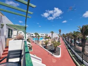 Ein Balkon oder eine Terrasse in der Unterkunft Vivienda Vacacional Casa Mar y Volcan Vista mar Piscina Playa 5 min Wifi