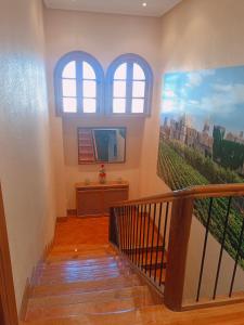 Televízia a/alebo spoločenská miestnosť v ubytovaní Ronda del Castillo