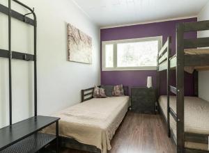 Ένα ή περισσότερα κρεβάτια σε δωμάτιο στο Sappeen Majatalot huvila