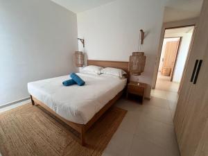 Postel nebo postele na pokoji v ubytování Beachfront Apartment Ocean Point + 5 fotografií