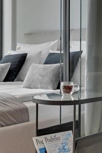 Posteľ alebo postele v izbe v ubytovaní Symfonia Amazing River View Apartment by Downtown Apartments