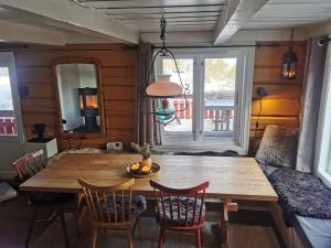 Φωτογραφία από το άλμπουμ του Mountain cabin with a view and hot tub σε Øverland