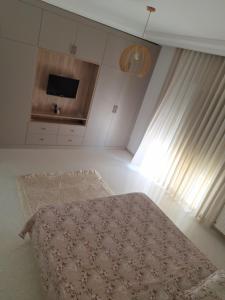 a bedroom with a bed with a rug on the floor at Duplex Marsa Ennessim in Dar el Ouzir