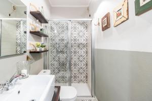 une salle de bain avec une douche, des toilettes et un lavabo dans l'établissement Two Steps From-Duomo Design One Room Flat, à Milan 9 autres photos