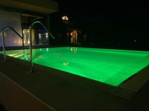 Bazén v ubytování Szent Orbán Erdei Wellness Hotel és Residence nebo v jeho okolí