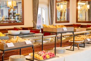 bufet z różnymi rodzajami żywności w obiekcie Hotel Internazionale w Bolonii