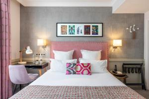 a hotel room with a bed and a desk at H&ocirc;tel Ad&egrave;le & Jules in Paris