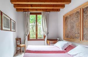 A bed or beds in a room at Casa Contarini