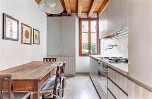 A kitchen or kitchenette at Casa Contarini