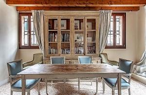 A seating area at Casa Contarini