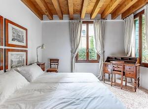 A bed or beds in a room at Casa Contarini