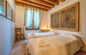 A bed or beds in a room at Casa Contarini