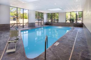 Bazén v ubytování Hilton Fort Collins nebo v jeho okolí