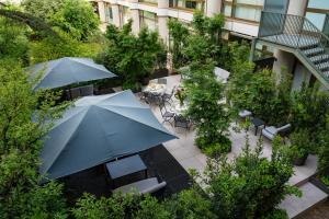 widok na patio ze stołami i parasolami w obiekcie Hotel Internazionale w Bolonii