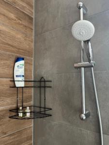 y baño con ducha y cabezal de ducha. en Villa Badem Çiçeği, en Ayvacık 11 fotos más