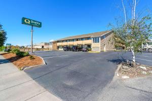 芒特弗农弗农山品质酒店 的建筑物前的空停车场