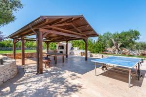 Stolní tenis v ubytování Trulli Relais nebo okolí + 34 fotografií