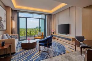 Televiisor ja/või meelelahutuskeskus majutusasutuses Hilton Shanghai Fengxian