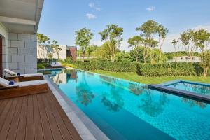 Bazén v ubytování Hilton Shanghai Fengxian nebo v jeho okolí