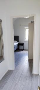 Habitación vacía con 1 dormitorio y 1 cama en Sparrenburg Oisterwijk, 4 persoons Bungalow, en Oisterwijk