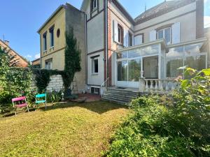 En have udenfor Villa Sénone - By BEST KEYS - Maison Familiale - Idéal Vacances ou Séjour Professionnel & Télétravail - Jardin & Véranda - 5 Chambres - Véranda & Bureau Séparé - Proche Centre & Commerces - Parking Facile & Gratuit