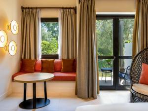 Posezení v ubytování SO/ Sotogrande Spa & Golf Resort Hotel