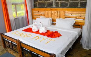 Postel nebo postele na pokoji v ubytování Dovenest Lodge